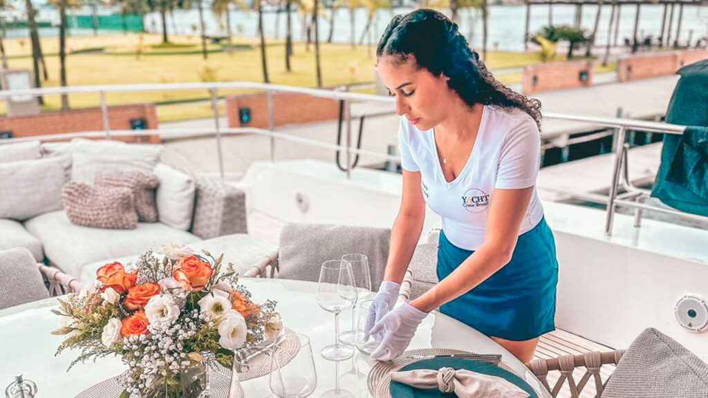 rotina-de-trabalho-de-uma-stewardess-em-um-iate-de-luxo